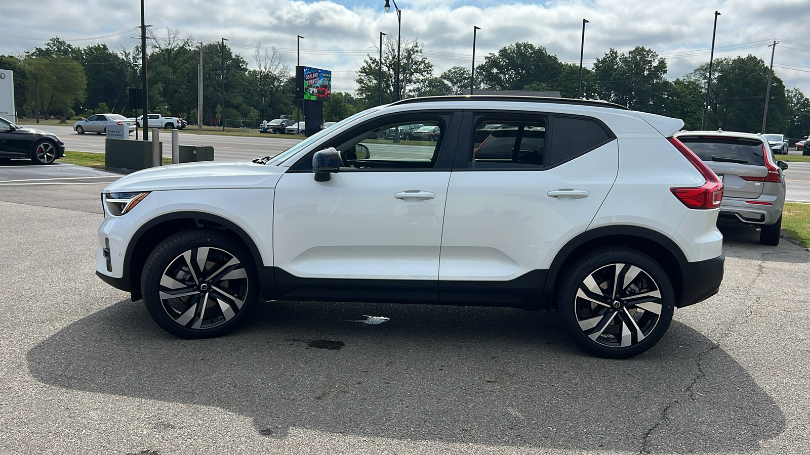 2025 Volvo XC40 B5 Plus Dark Theme 5