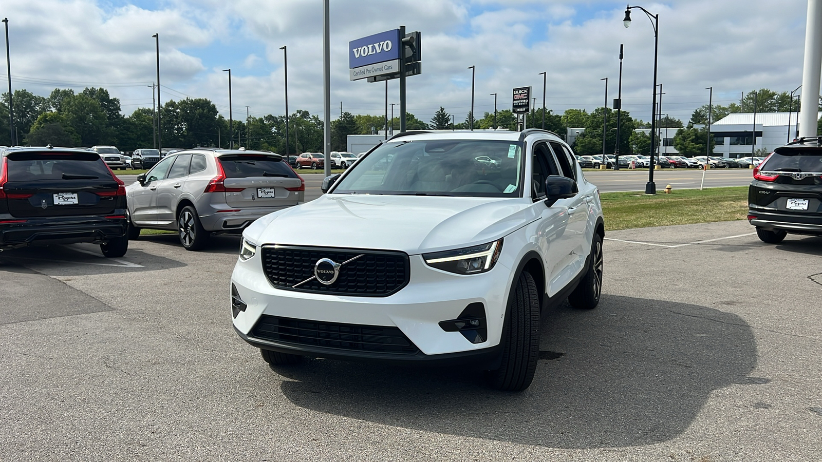 2025 Volvo XC40 B5 Plus Dark Theme 6