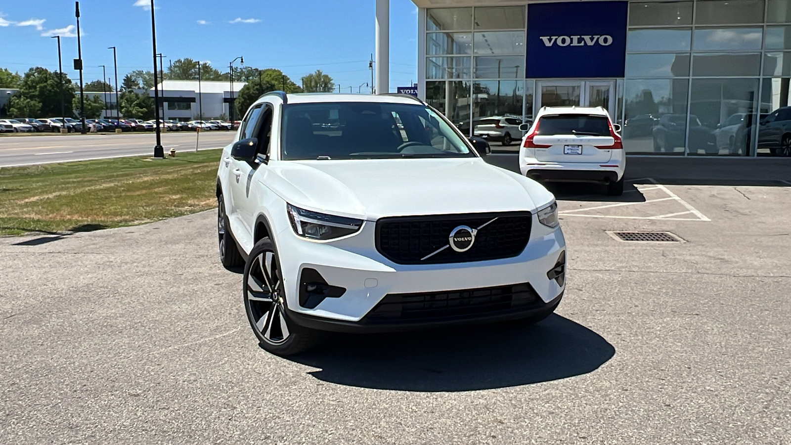 2025 Volvo XC40 B5 Plus Dark Theme 1