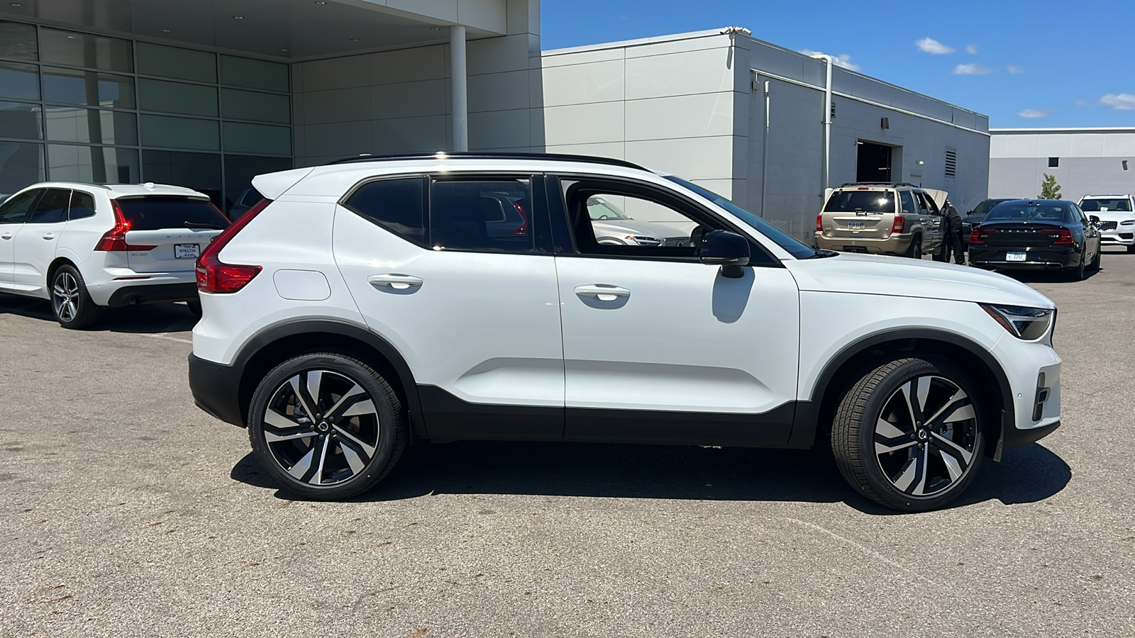 2025 Volvo XC40 B5 Plus Dark Theme 2