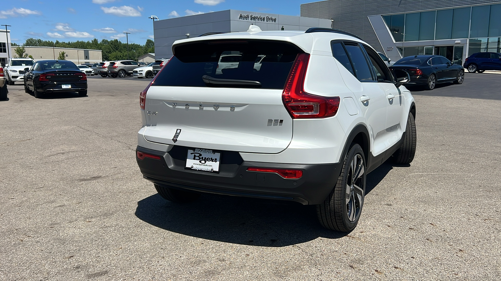 2025 Volvo XC40 B5 Plus Dark Theme 3