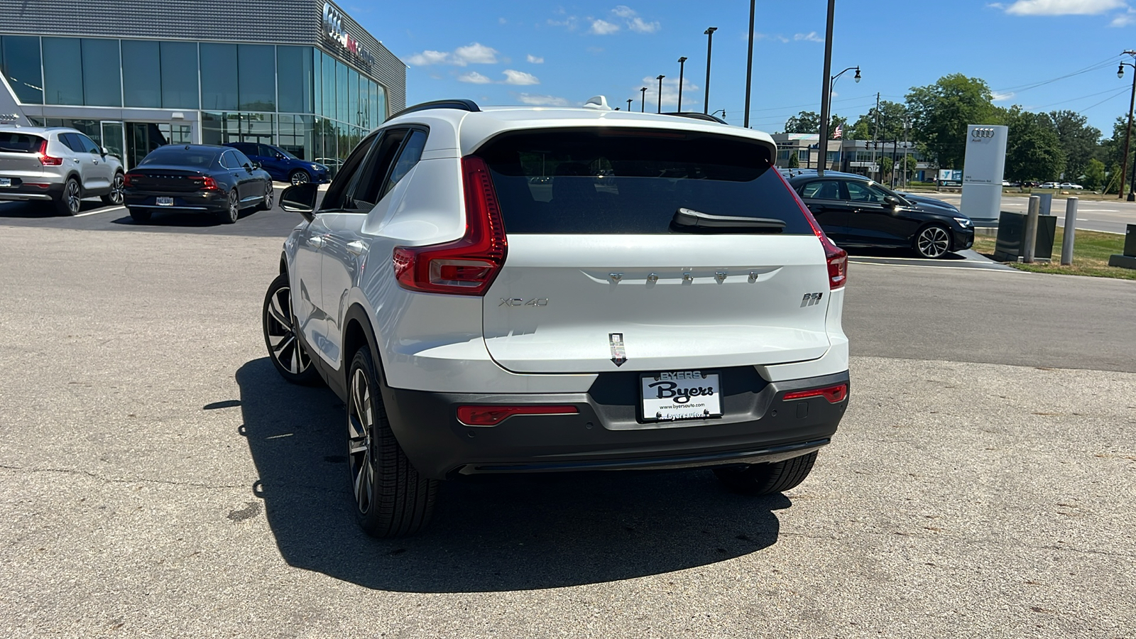 2025 Volvo XC40 B5 Plus Dark Theme 4