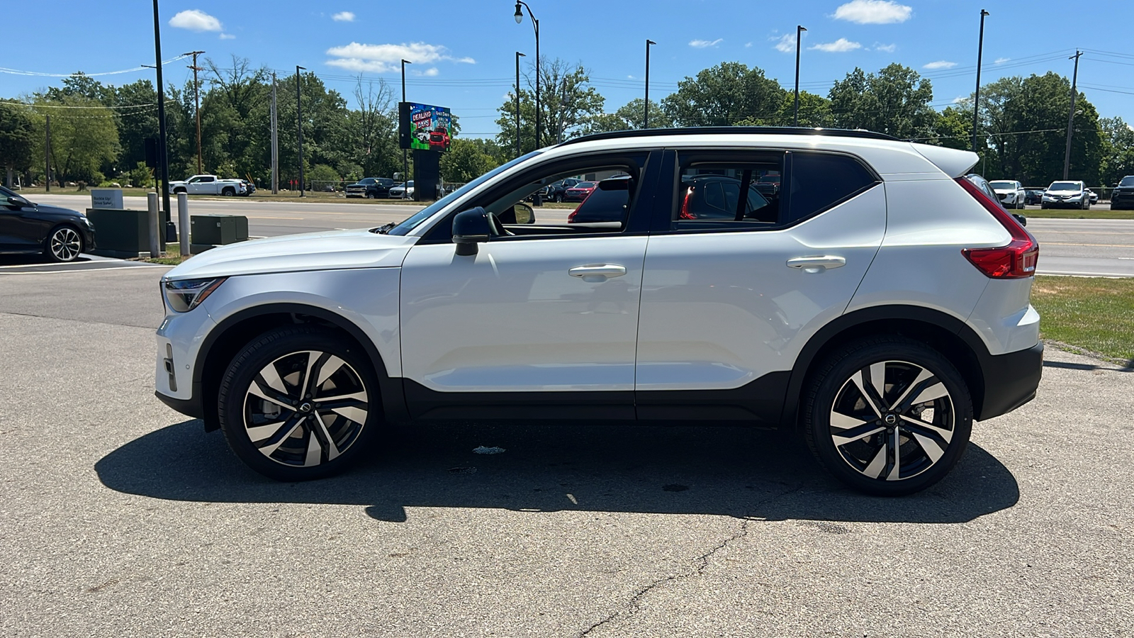 2025 Volvo XC40 B5 Plus Dark Theme 5