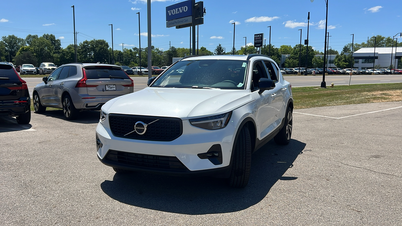 2025 Volvo XC40 B5 Plus Dark Theme 6