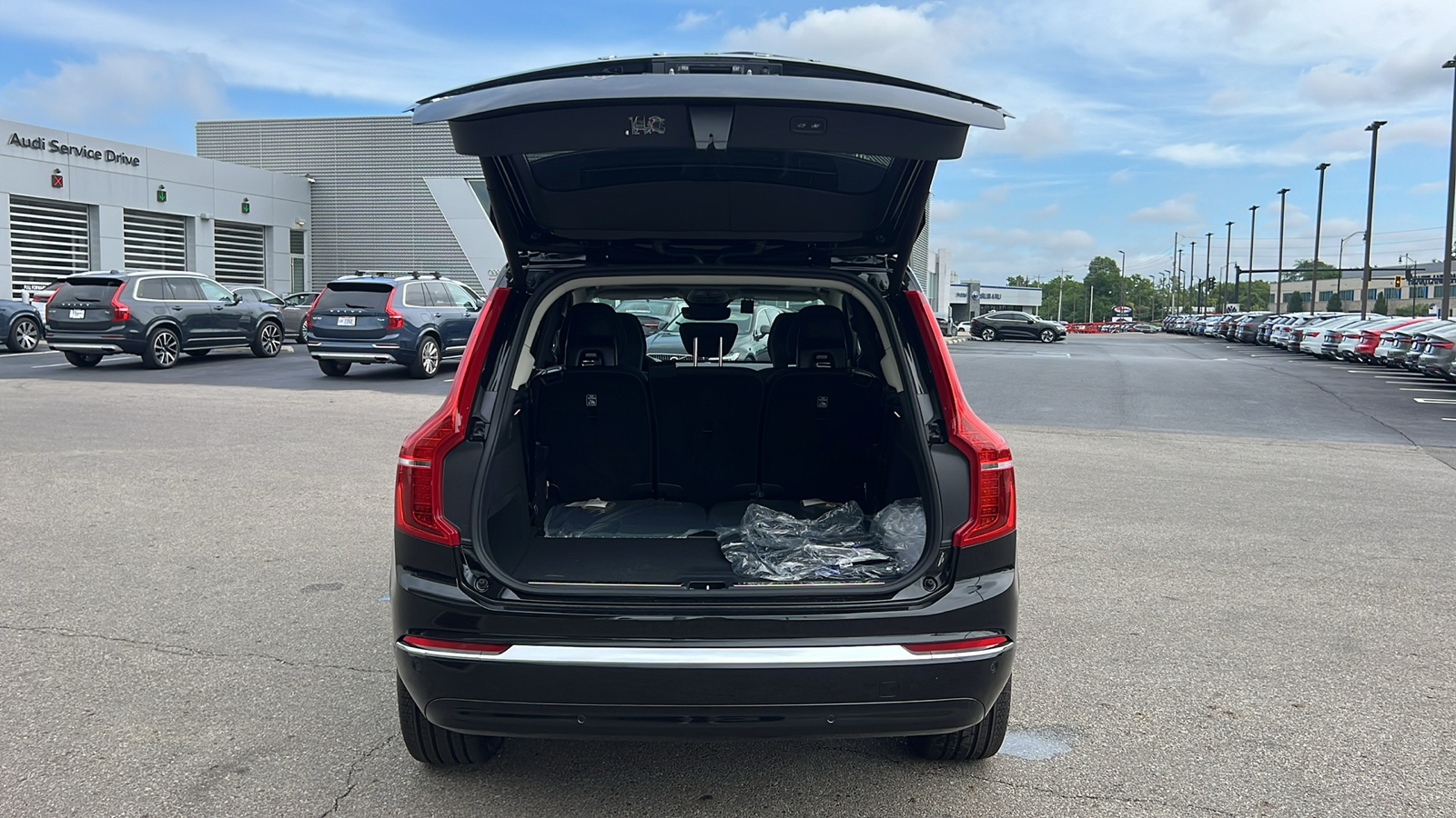 2025 Volvo XC90 B6 Plus 7-Seater 33