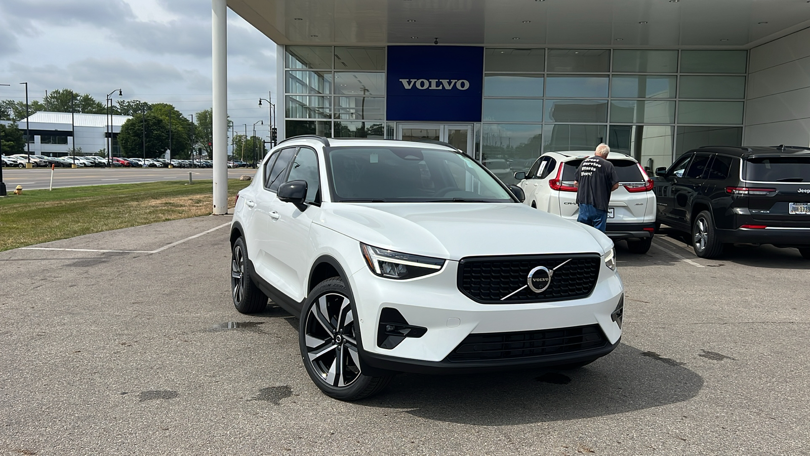 2025 Volvo XC40 B5 Plus Dark Theme 1