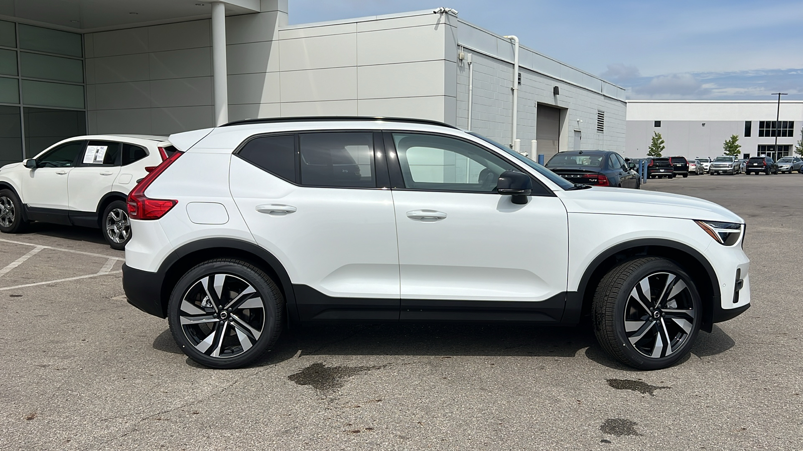 2025 Volvo XC40 B5 Plus Dark Theme 2