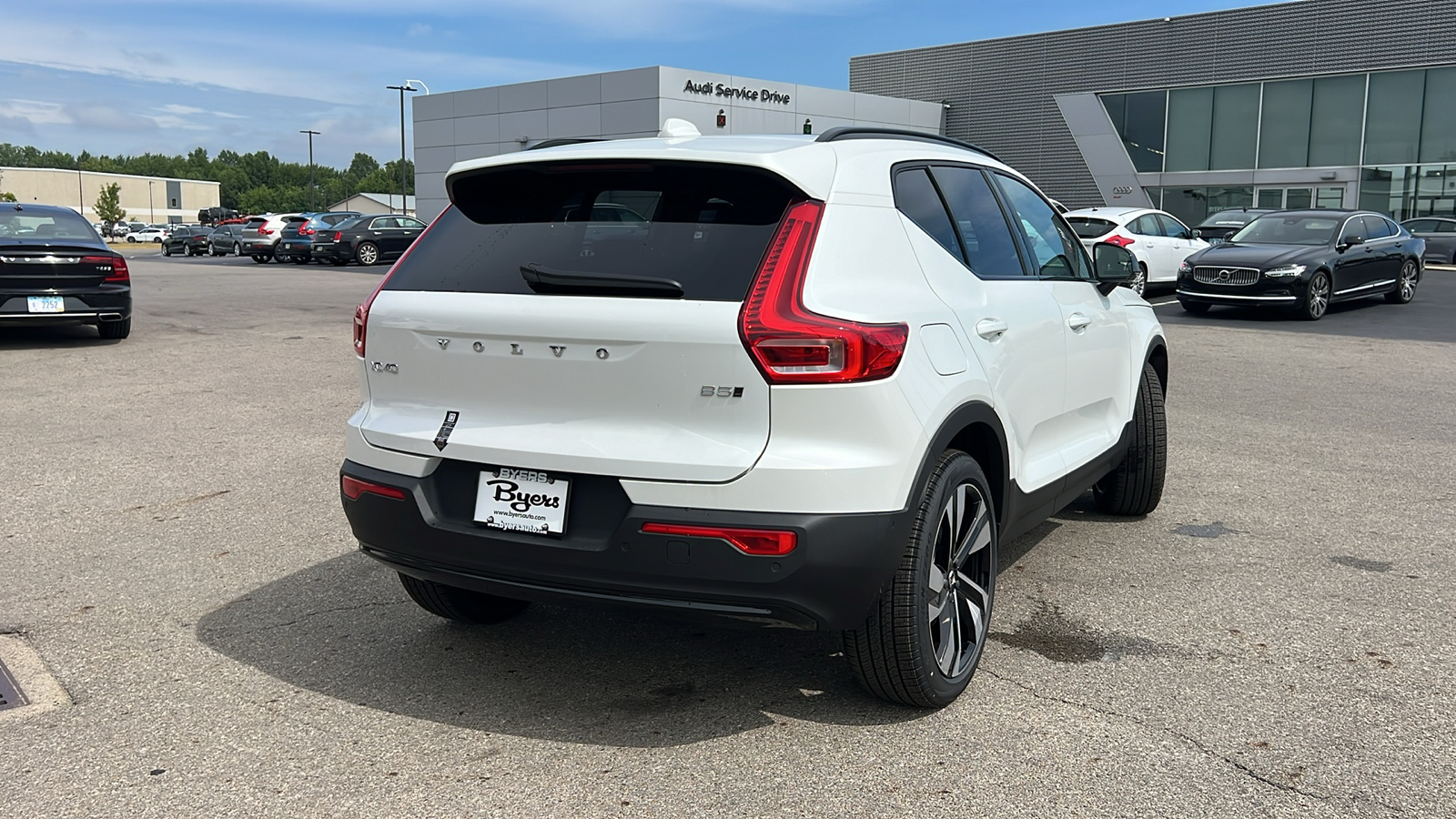 2025 Volvo XC40 B5 Plus Dark Theme 3