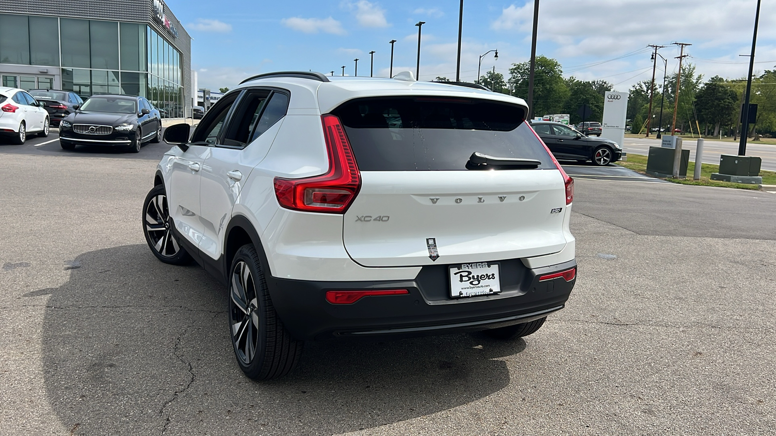 2025 Volvo XC40 B5 Plus Dark Theme 4