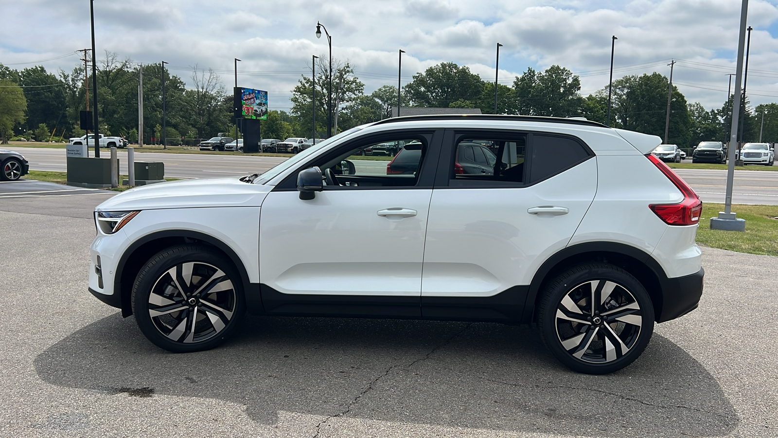 2025 Volvo XC40 B5 Plus Dark Theme 5