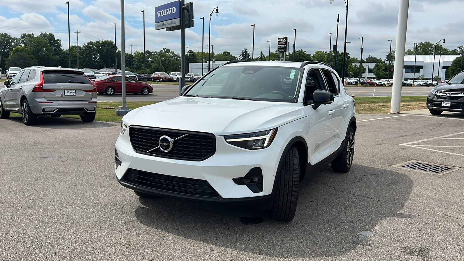 2025 Volvo XC40 B5 Plus Dark Theme 6