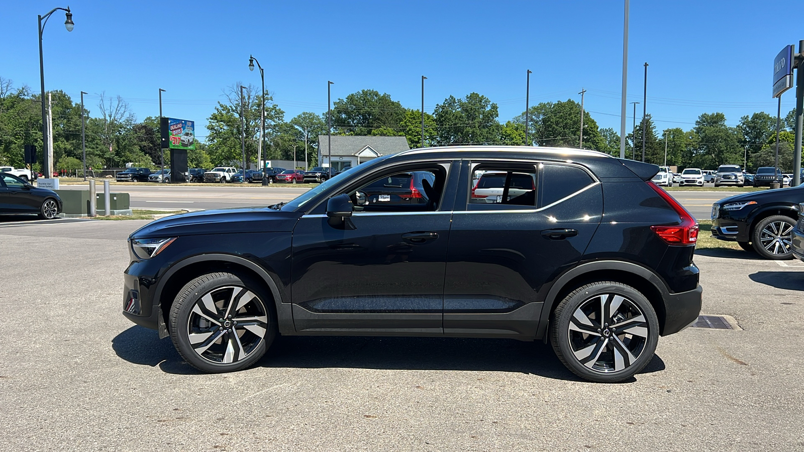 2025 Volvo XC40 B5 Plus Bright Theme 5