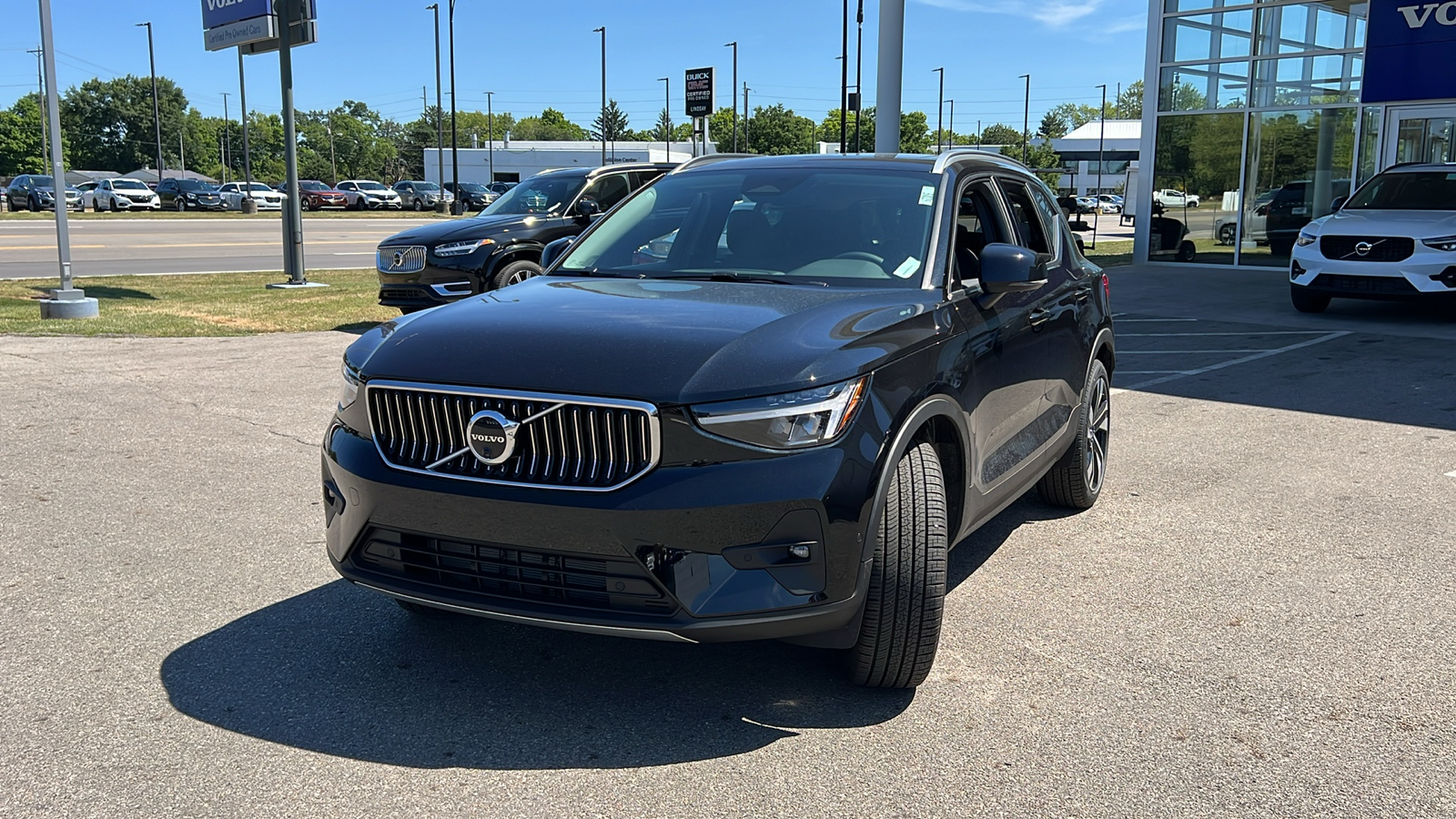 2025 Volvo XC40 B5 Plus Bright Theme 6