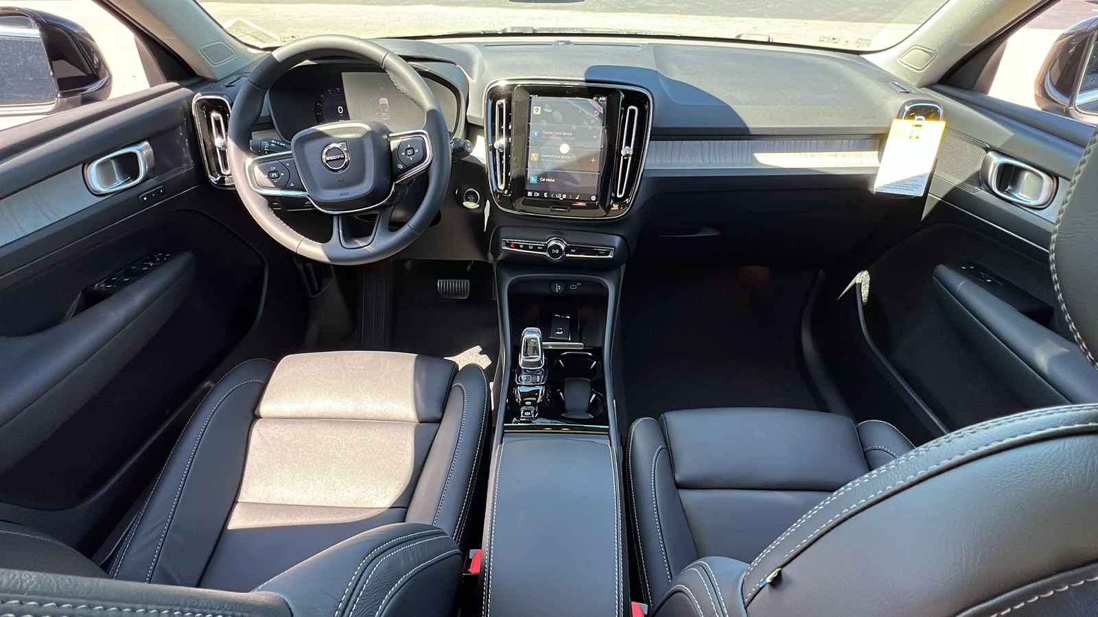 2025 Volvo XC40 B5 Plus Bright Theme 8