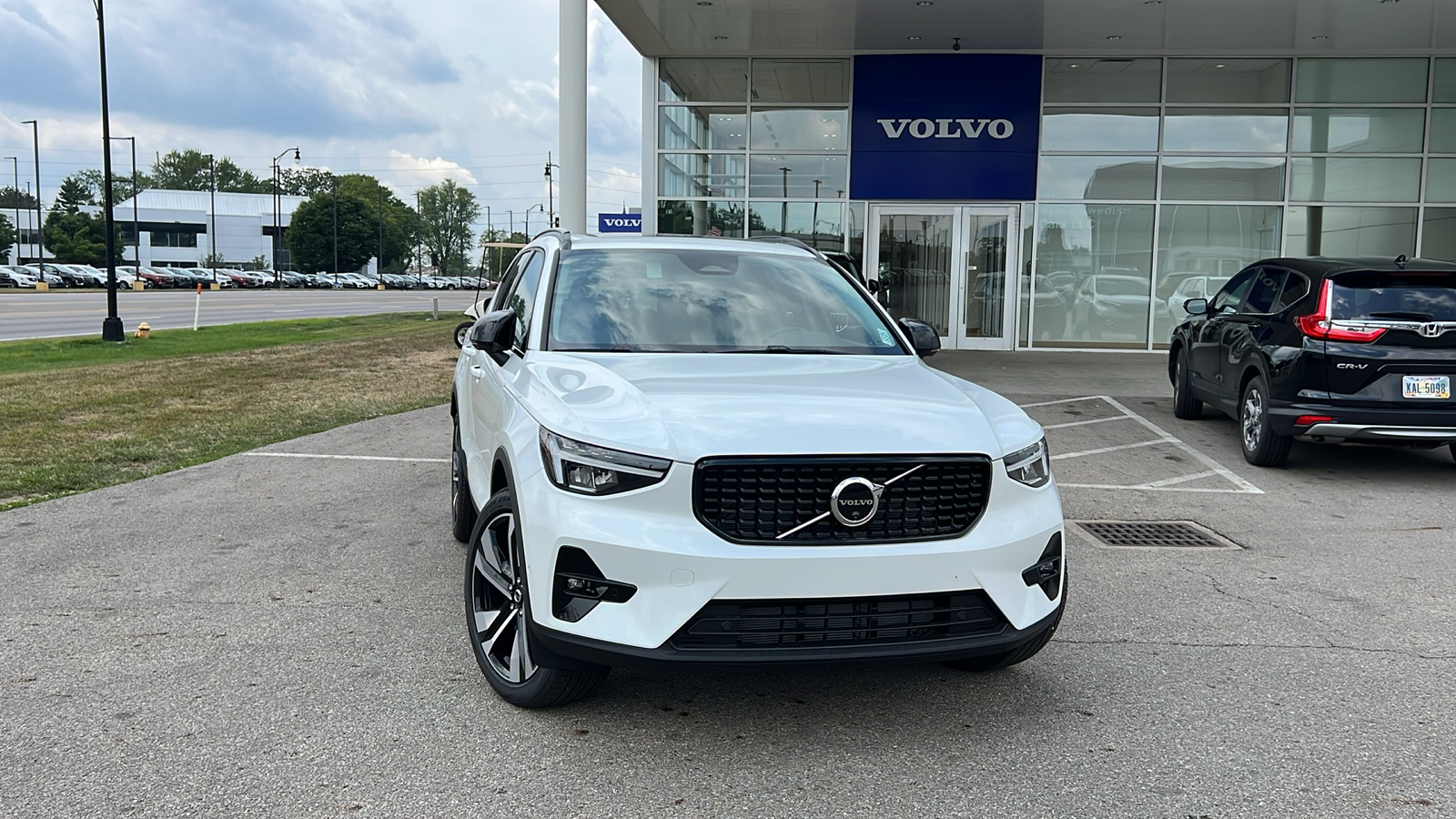 2025 Volvo XC40 B5 Plus Dark Theme 1