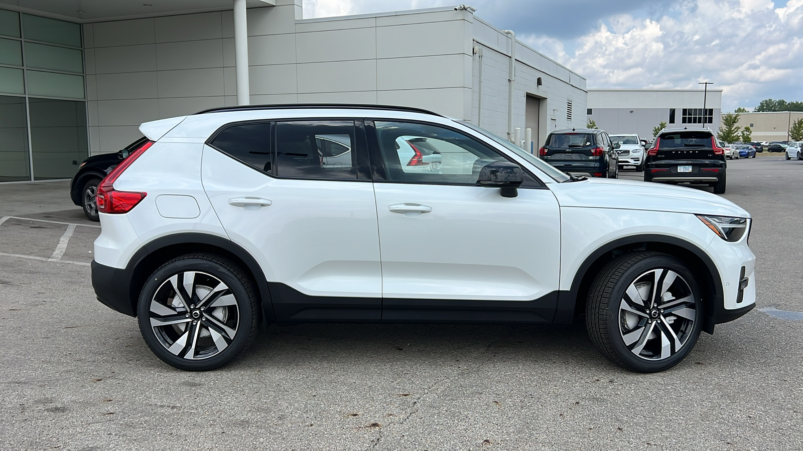 2025 Volvo XC40 B5 Plus Dark Theme 2