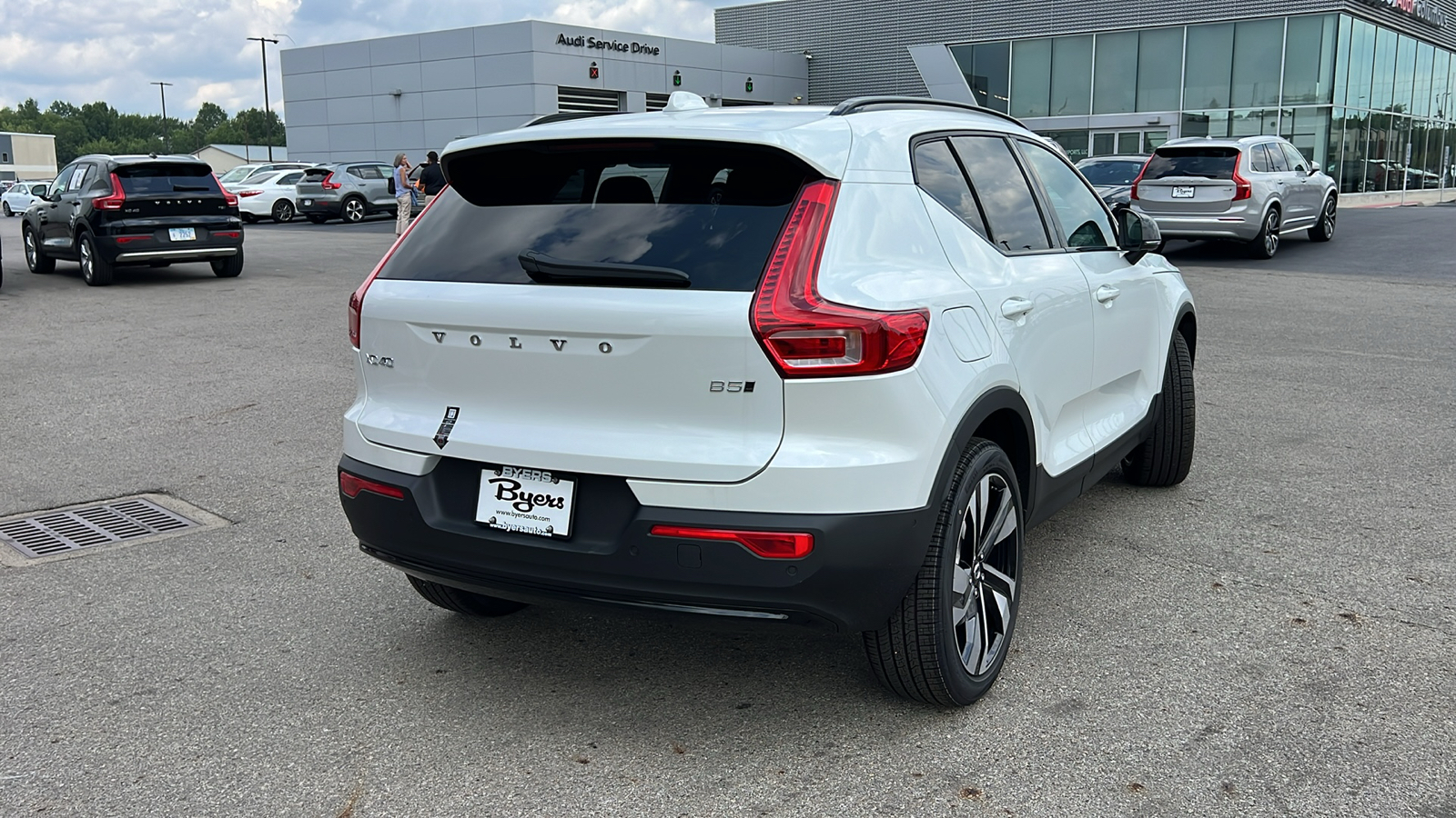 2025 Volvo XC40 B5 Plus Dark Theme 3