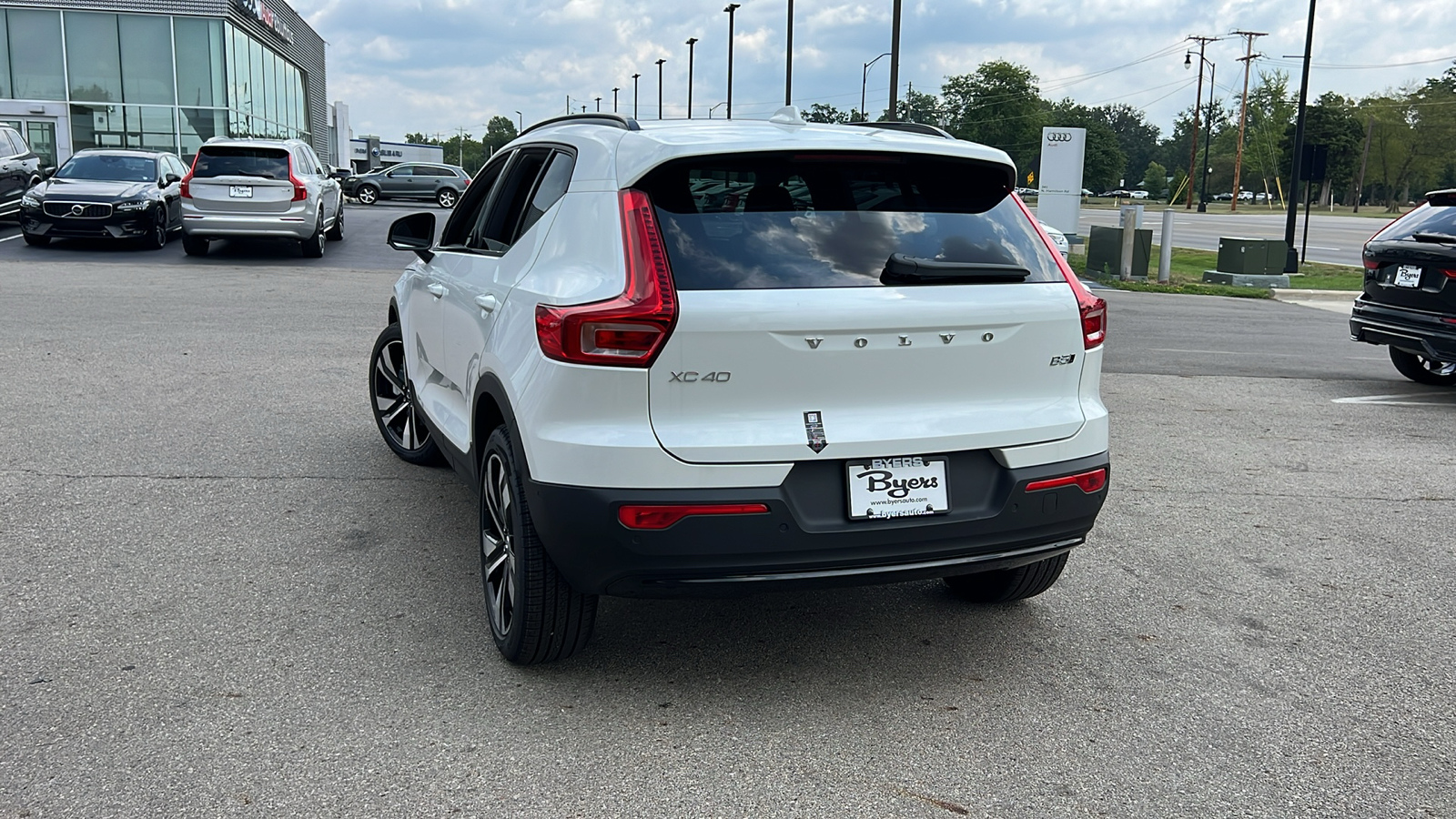 2025 Volvo XC40 B5 Plus Dark Theme 4