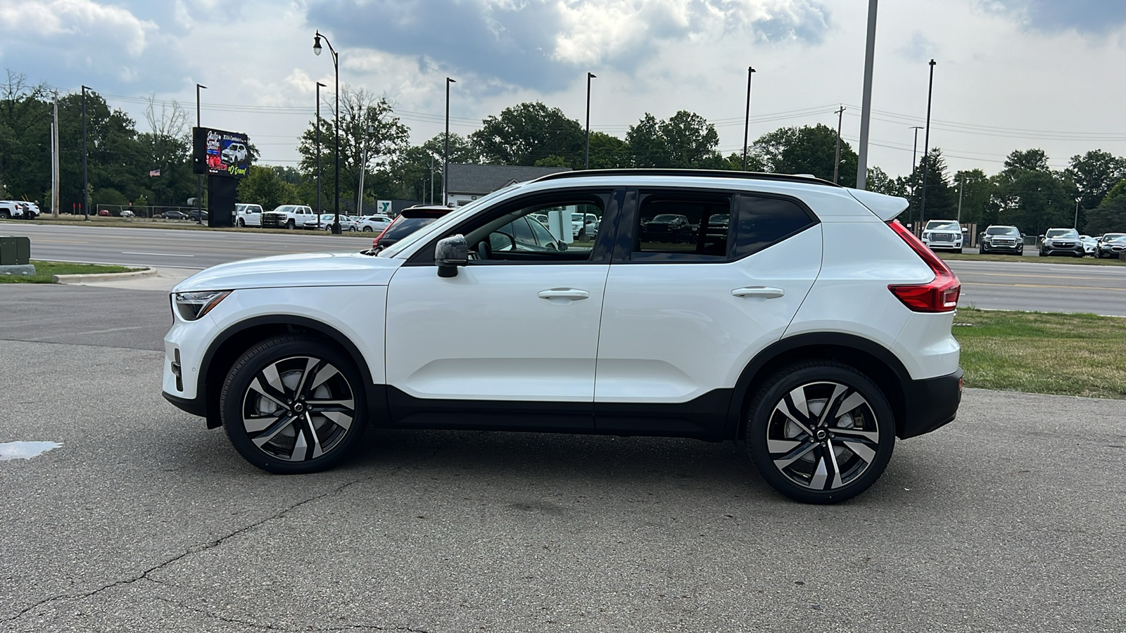 2025 Volvo XC40 B5 Plus Dark Theme 5