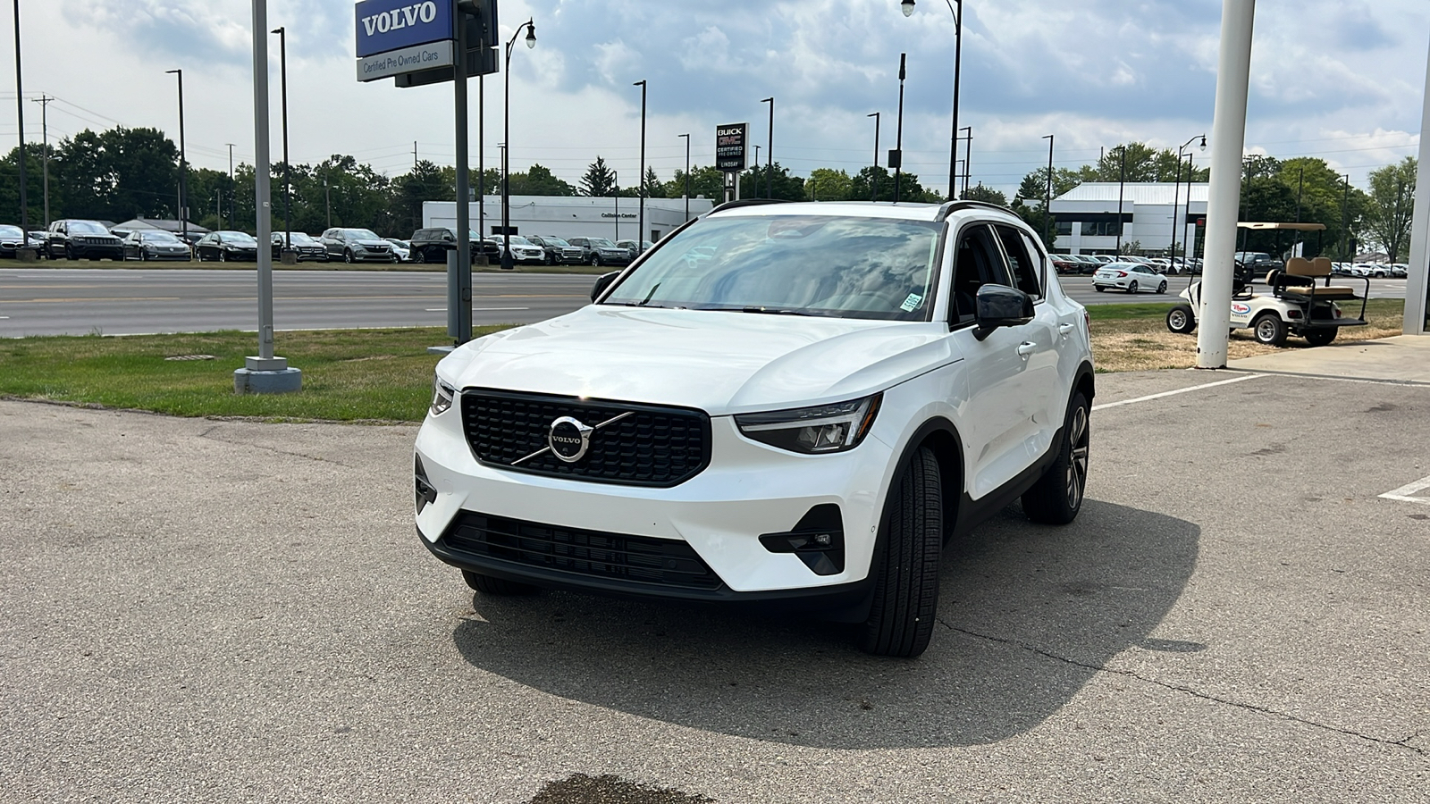 2025 Volvo XC40 B5 Plus Dark Theme 6