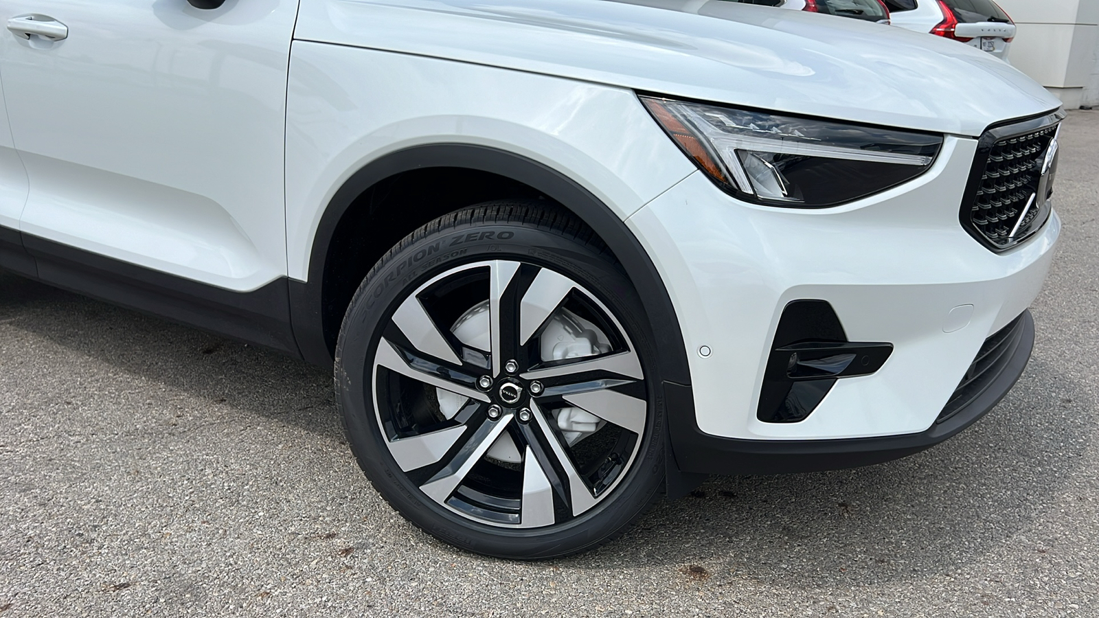 2025 Volvo XC40 B5 Plus Dark Theme 36