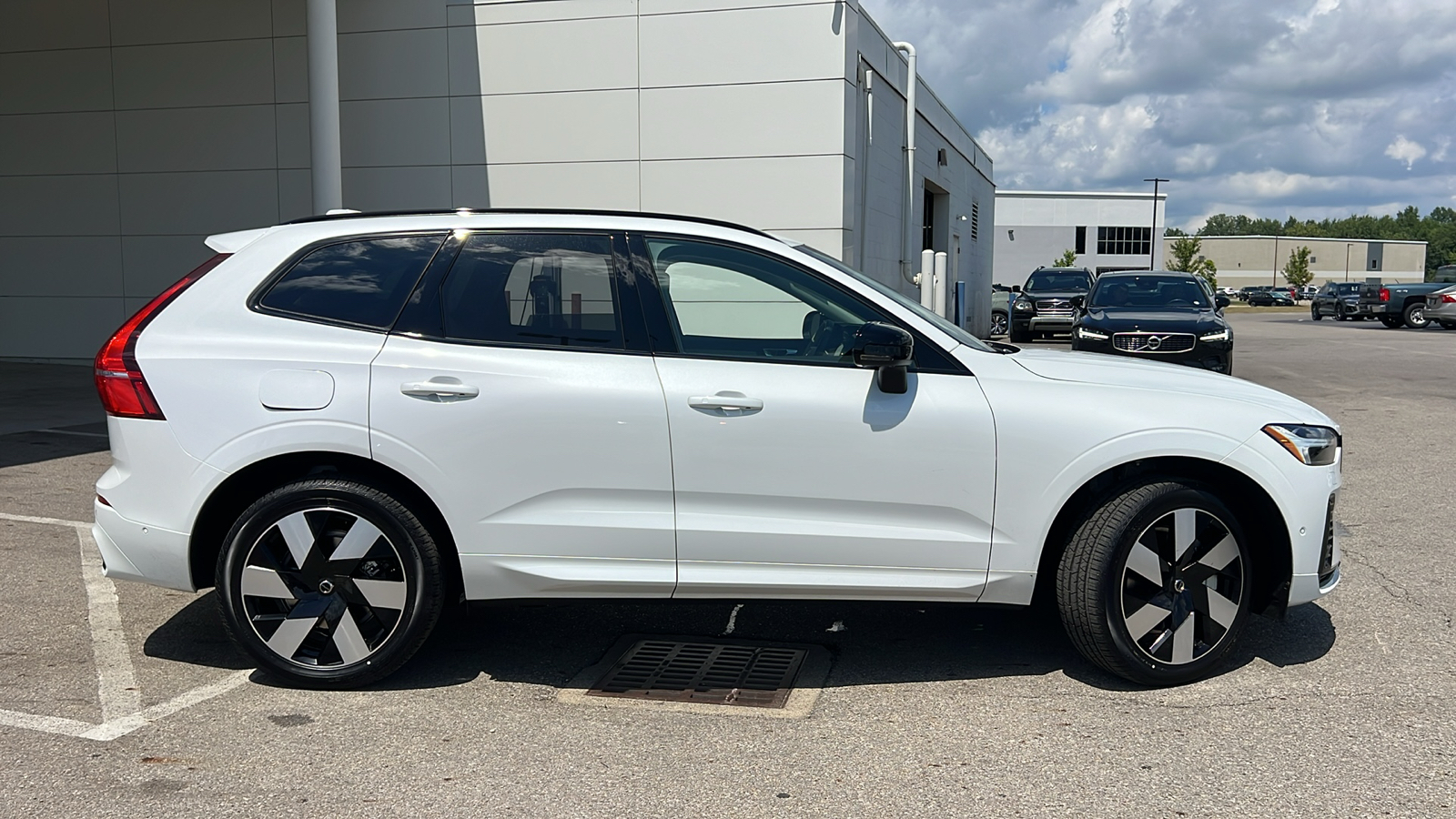 2025 Volvo XC60 Plug-In Hybrid T8 Plus 2