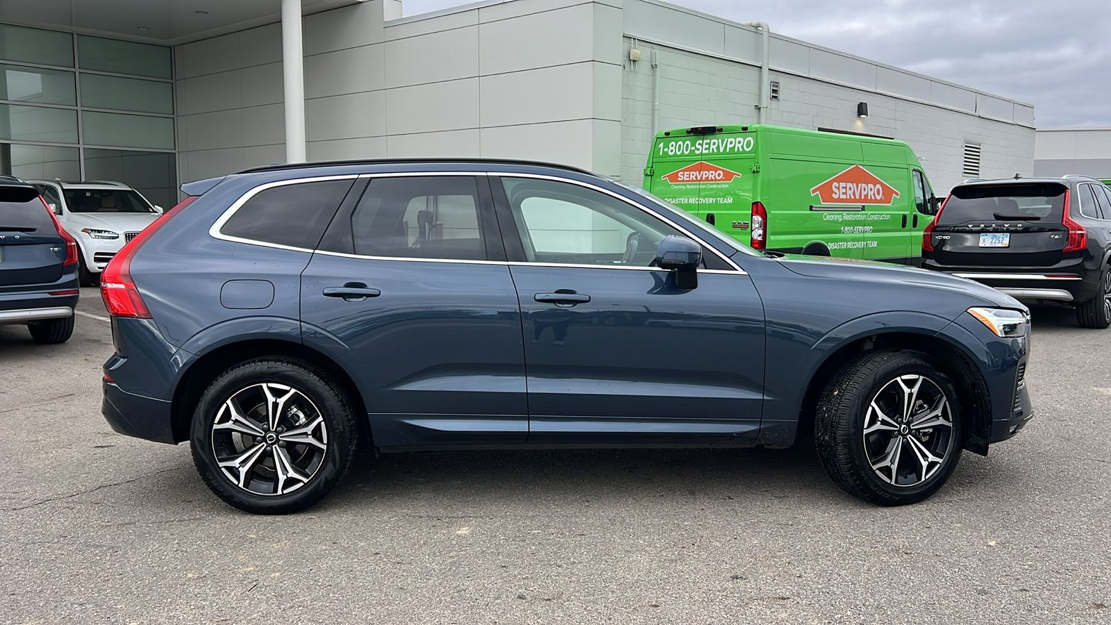 2022 Volvo XC60 B5 Momentum 2