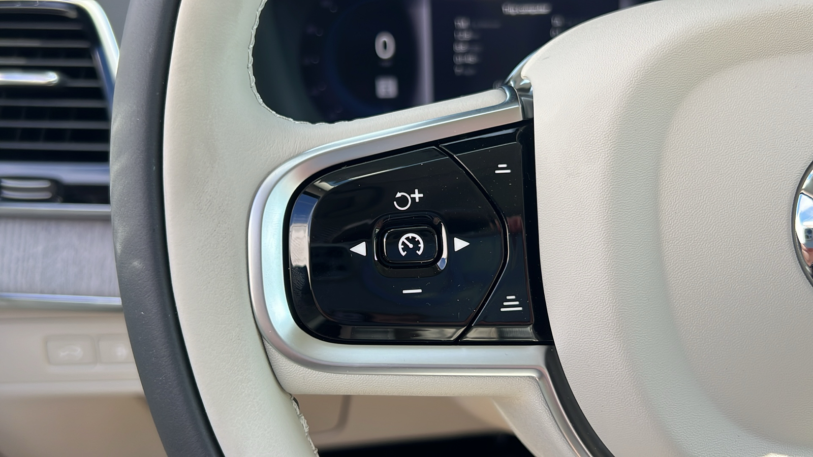 2025 Volvo XC90 Plug-In Hybrid T8 Plus 18