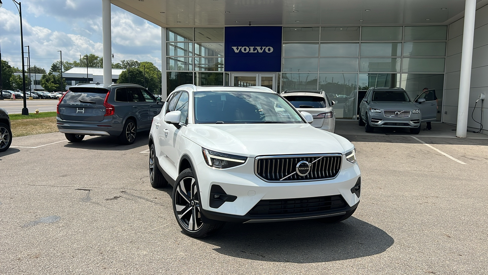 2025 Volvo XC40 B5 Plus Bright Theme 1