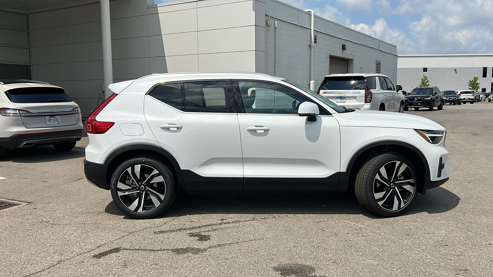 2025 Volvo XC40 B5 Plus Bright Theme 2