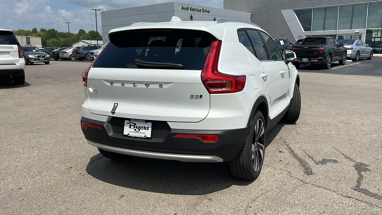 2025 Volvo XC40 B5 Plus Bright Theme 3