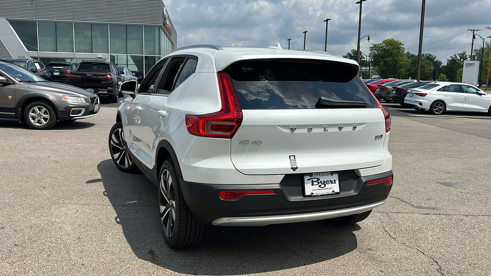 2025 Volvo XC40 B5 Plus Bright Theme 4