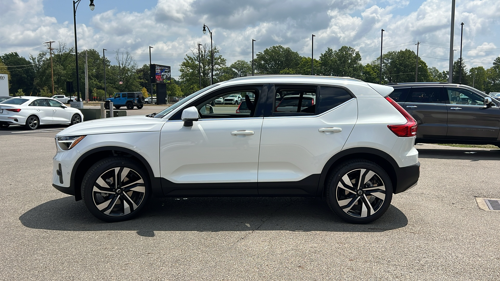 2025 Volvo XC40 B5 Plus Bright Theme 5