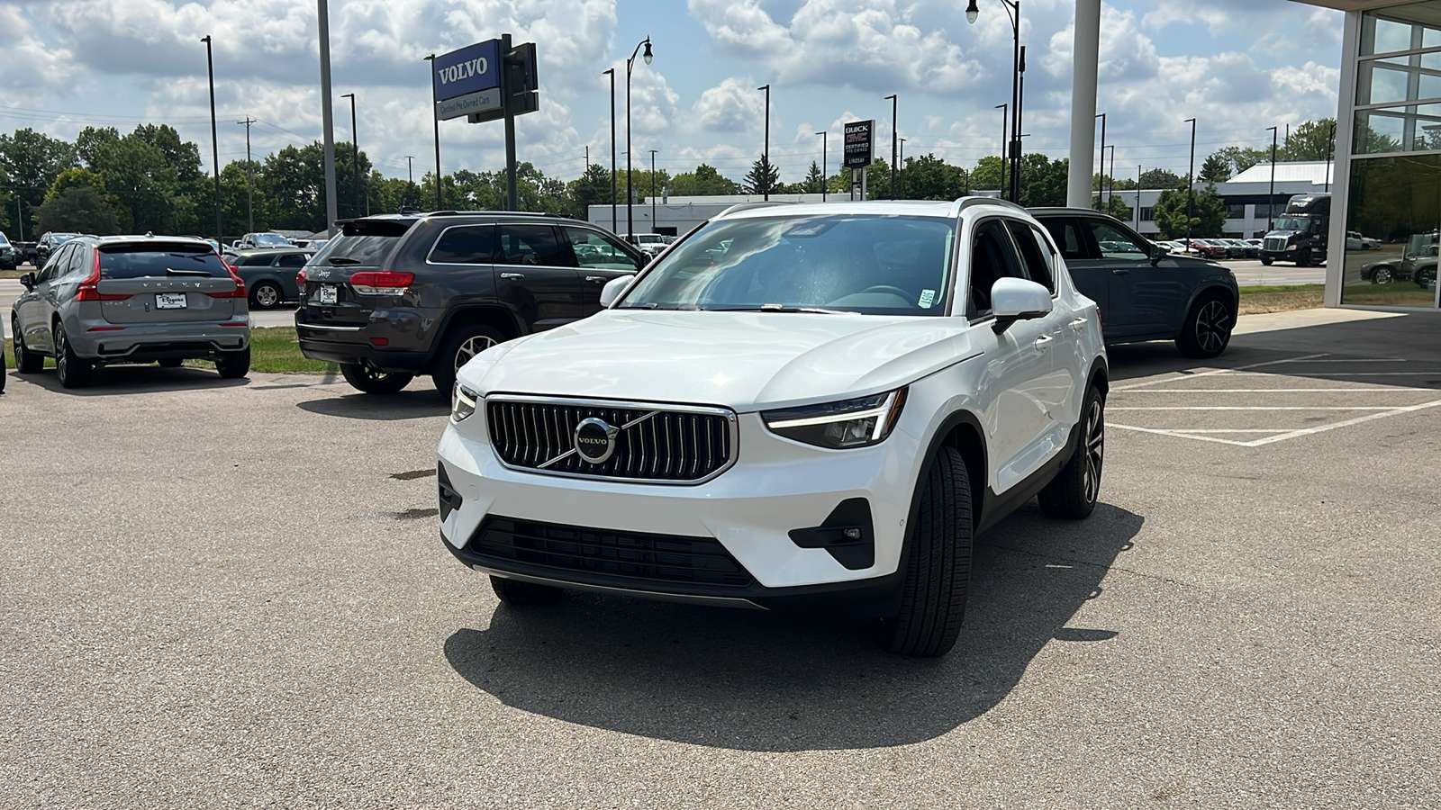 2025 Volvo XC40 B5 Plus Bright Theme 6