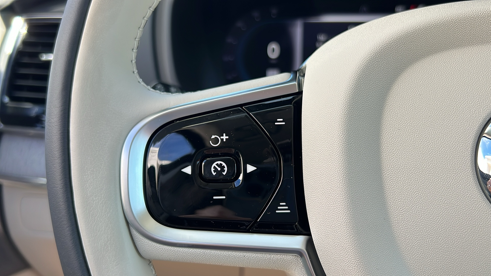 2025 Volvo XC90 Plug-In Hybrid Ultra 17