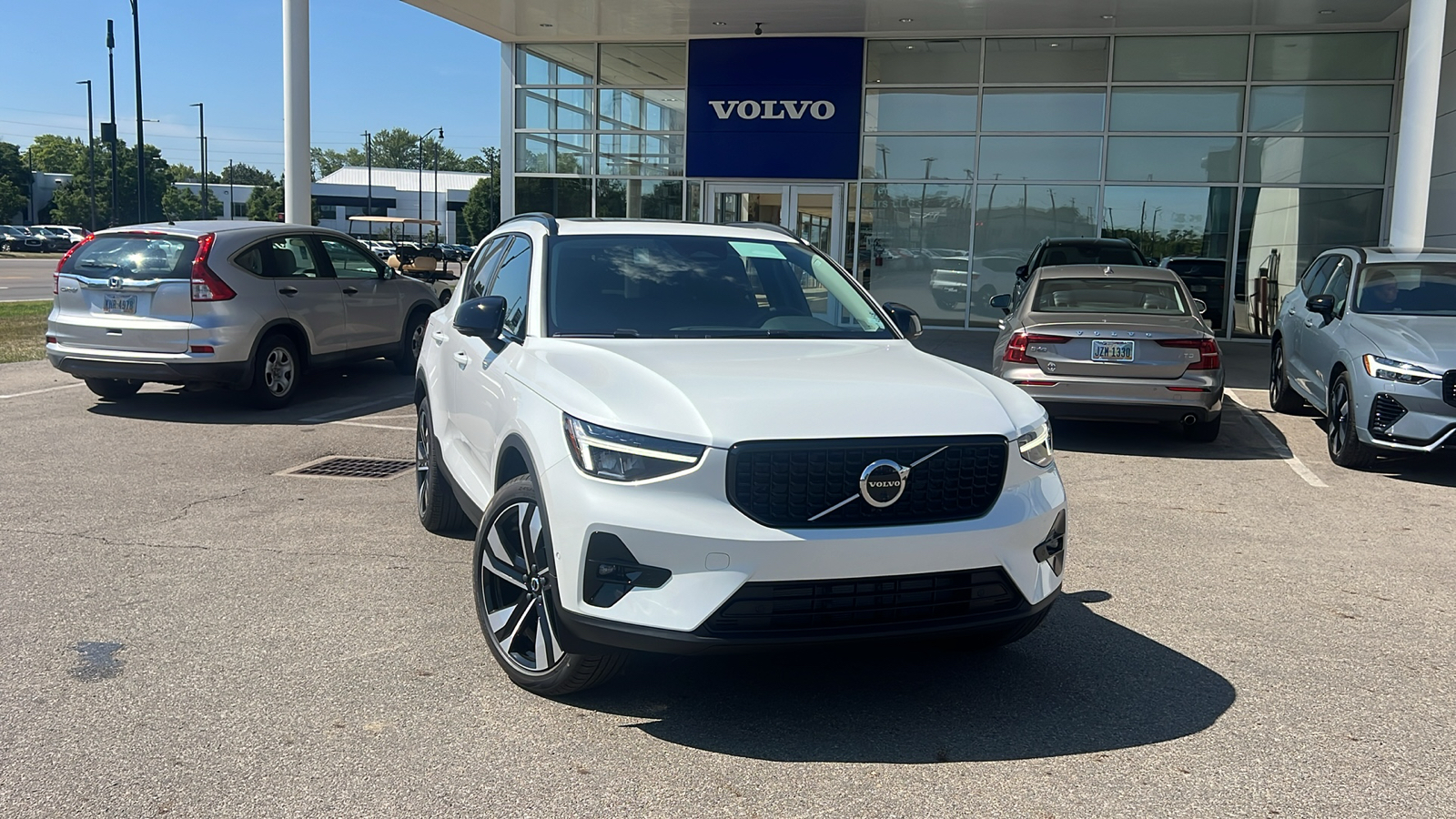 2025 Volvo XC40 B5 Plus Dark Theme 1