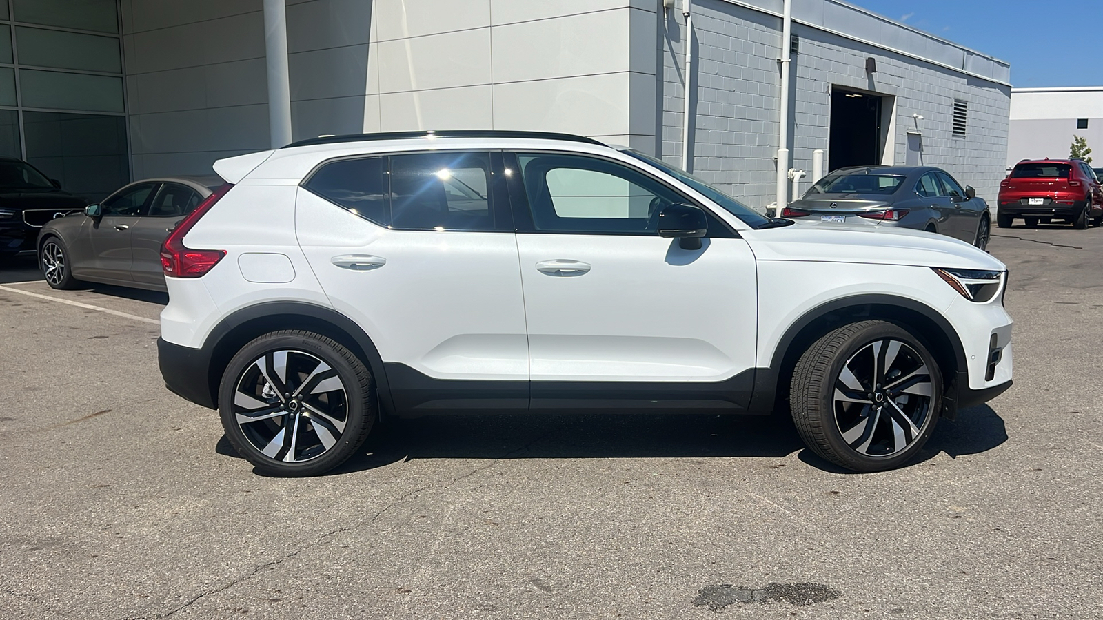 2025 Volvo XC40 B5 Plus Dark Theme 2