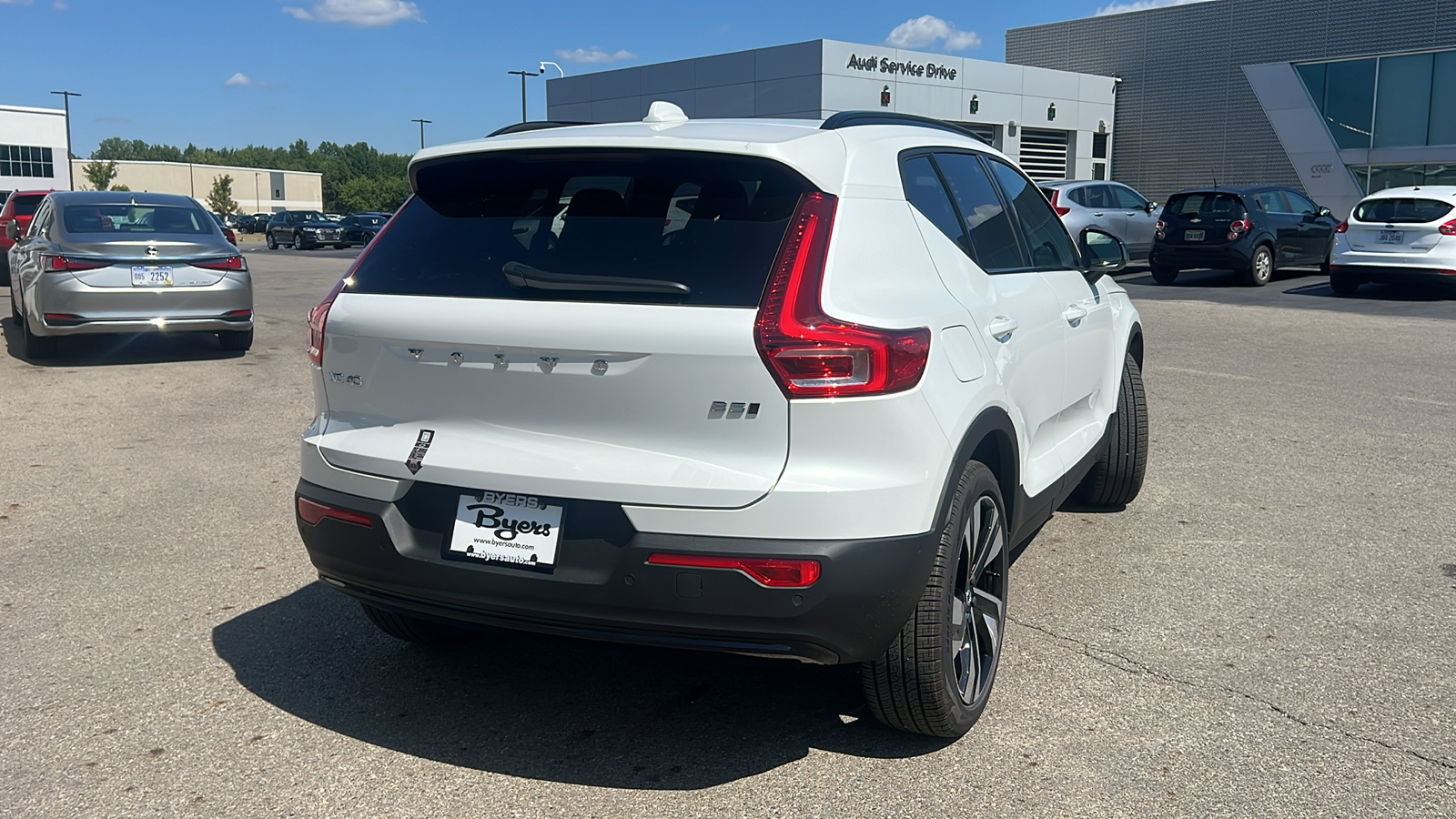 2025 Volvo XC40 B5 Plus Dark Theme 3