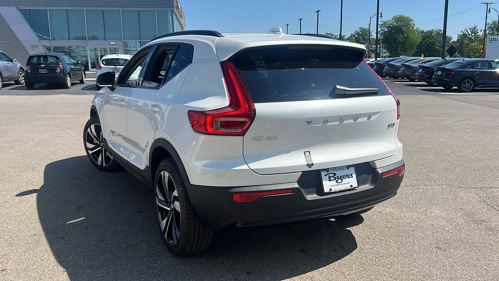 2025 Volvo XC40 B5 Plus Dark Theme 4