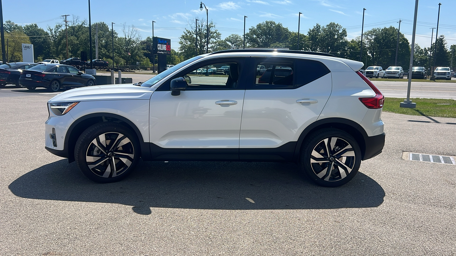 2025 Volvo XC40 B5 Plus Dark Theme 5