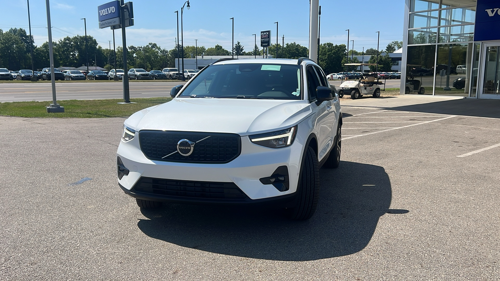 2025 Volvo XC40 B5 Plus Dark Theme 6