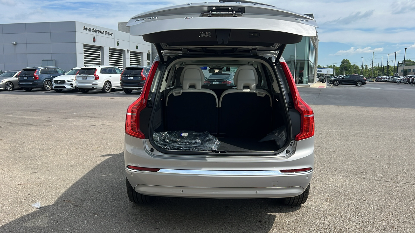 2025 Volvo XC90 B6 Plus 7-Seater 32