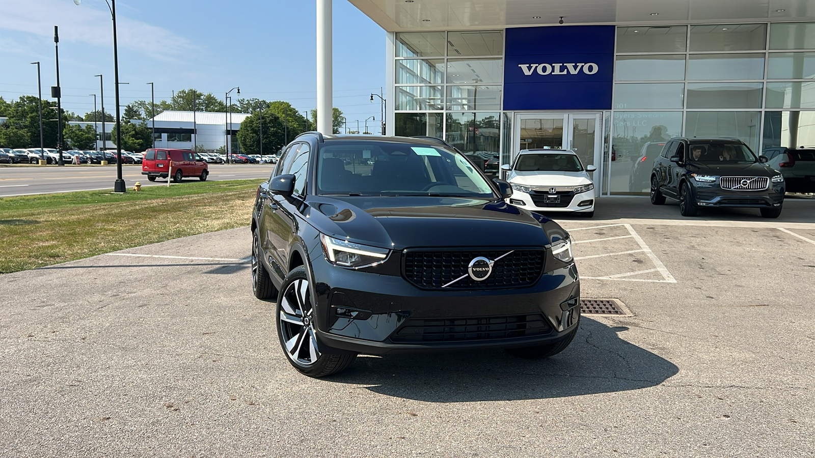 2025 Volvo XC40 B5 Plus Dark Theme 1