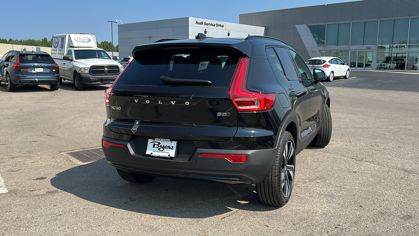 2025 Volvo XC40 B5 Plus Dark Theme 3