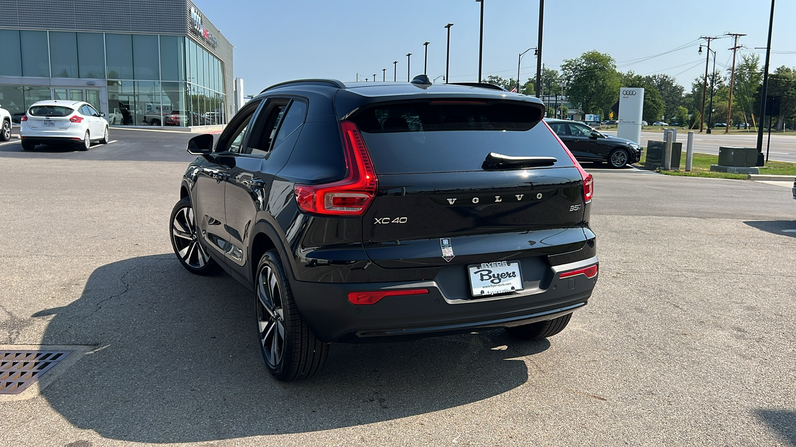 2025 Volvo XC40 B5 Plus Dark Theme 4