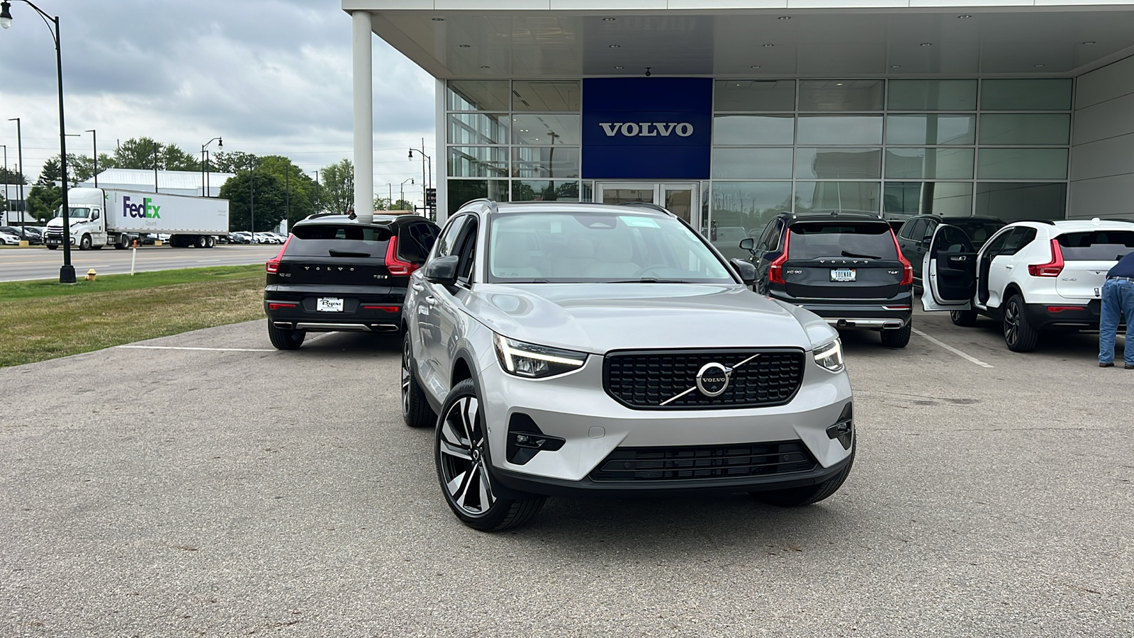 2025 Volvo XC40 B5 Plus Dark Theme 1