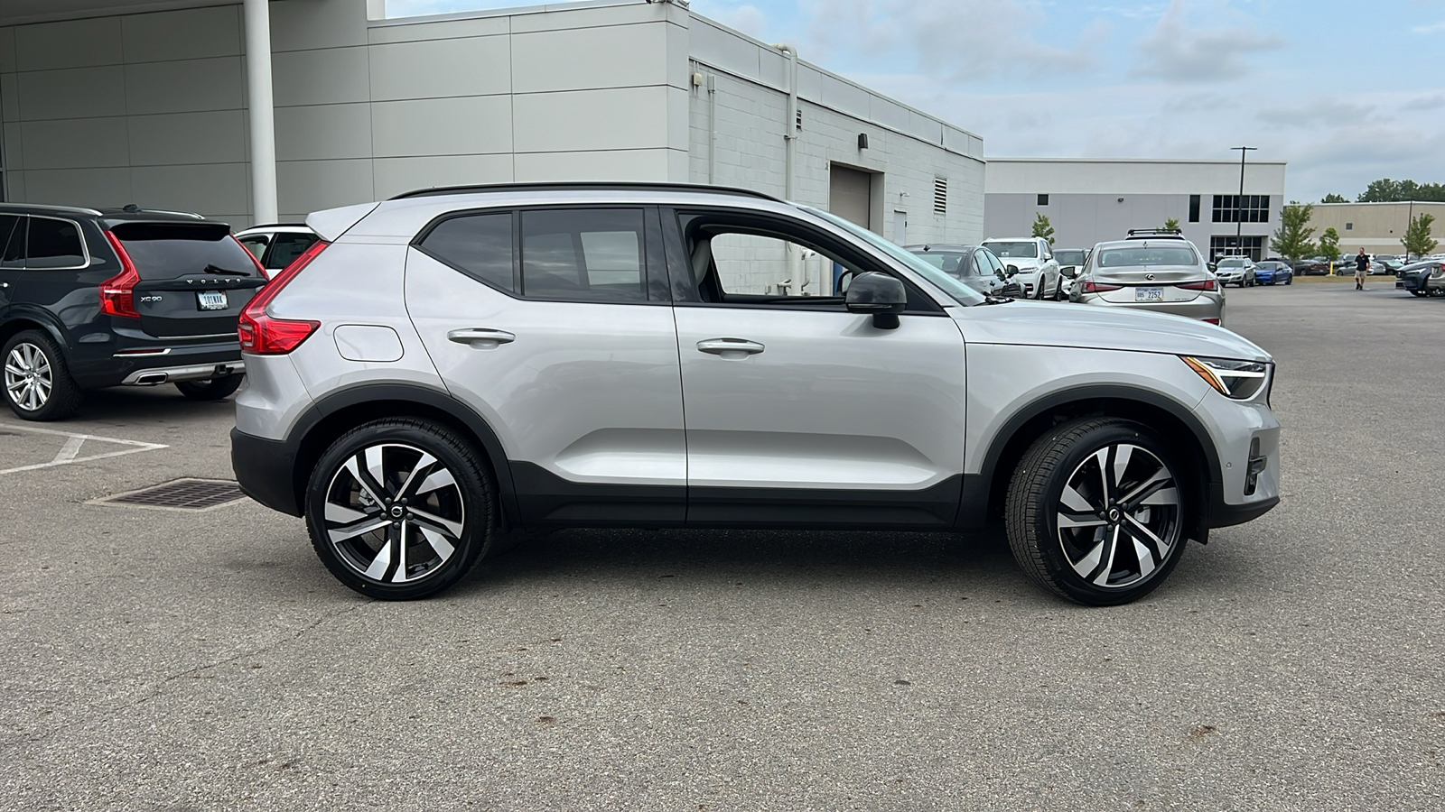 2025 Volvo XC40 B5 Plus Dark Theme 2