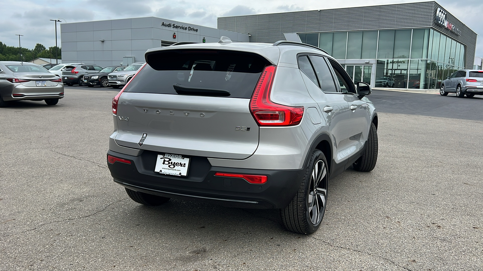 2025 Volvo XC40 B5 Plus Dark Theme 3