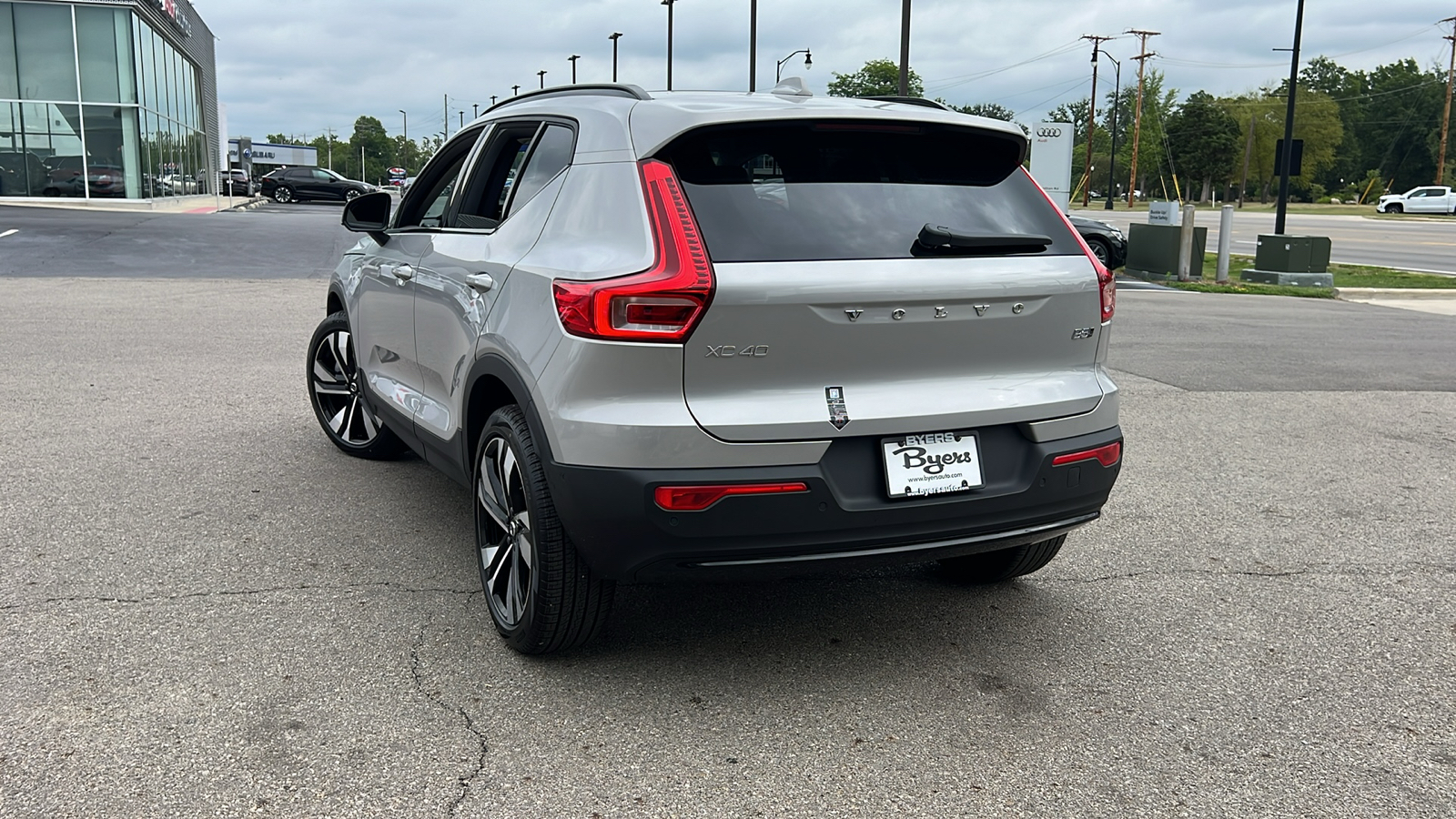 2025 Volvo XC40 B5 Plus Dark Theme 4