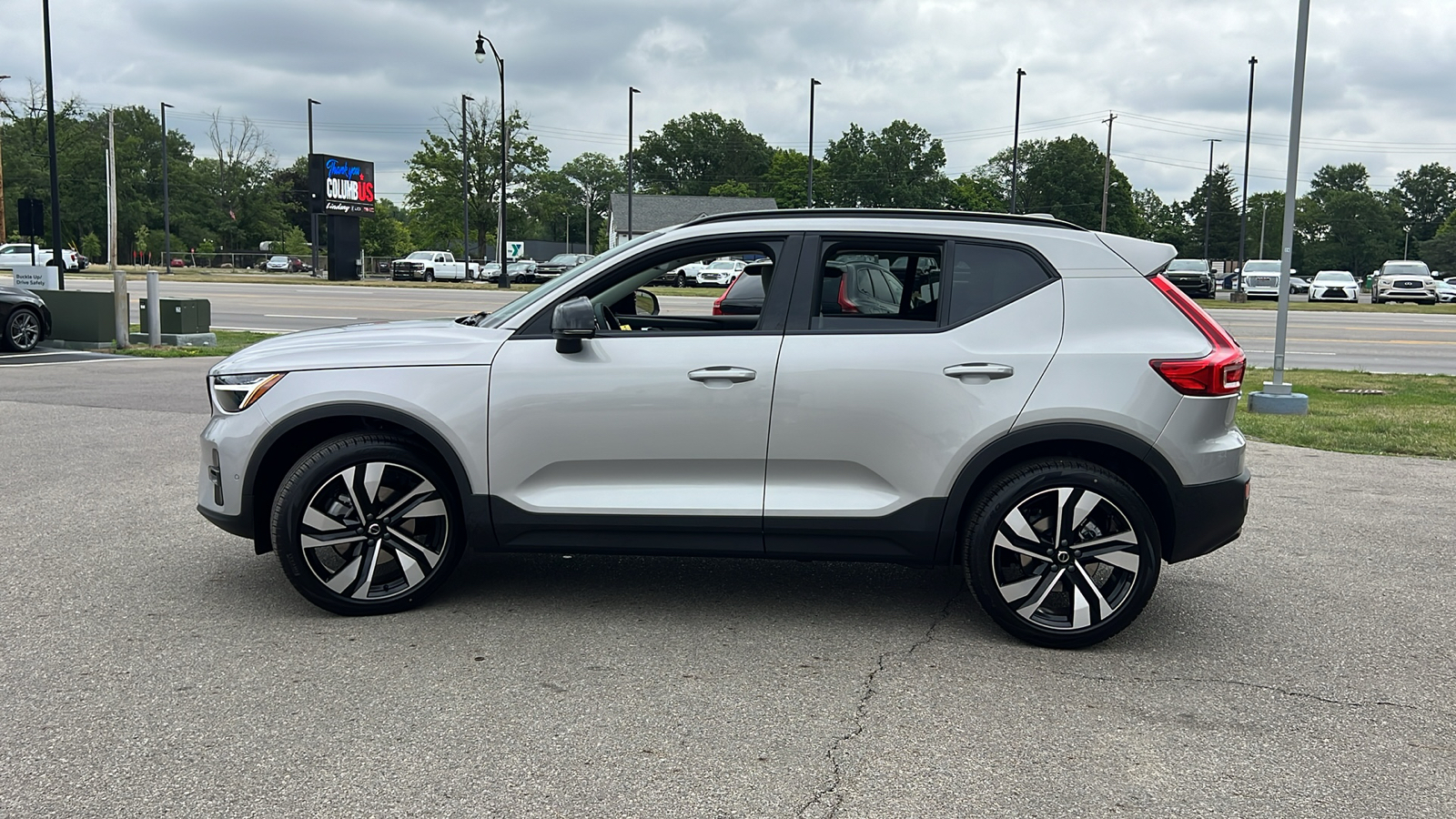 2025 Volvo XC40 B5 Plus Dark Theme 5